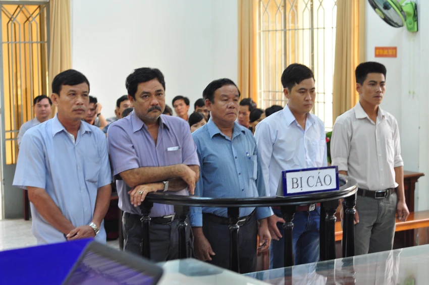 Trả hồ sơ vụ 5 bảo vệ rừng phá chòi tôm ảnh 1 Các bị cáo trước tòa