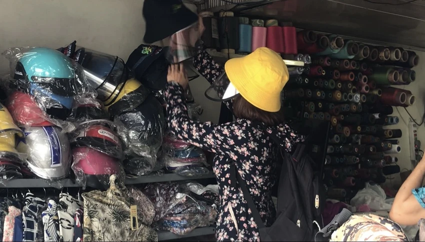 Nhân viên nhiều siêu thị, cửa hàng phải mang nón chống dịch ảnh 5 Nhân viên nhiều siêu thị, cửa hàng phải mang nón chống dịch ảnh 5