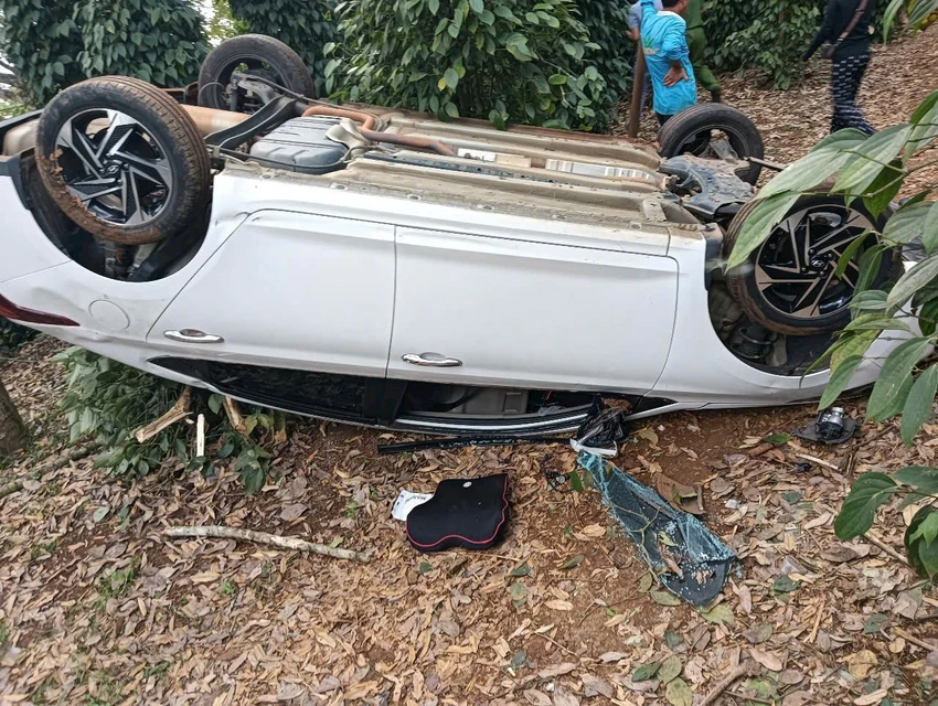ô tô lật ngửa.jpg
