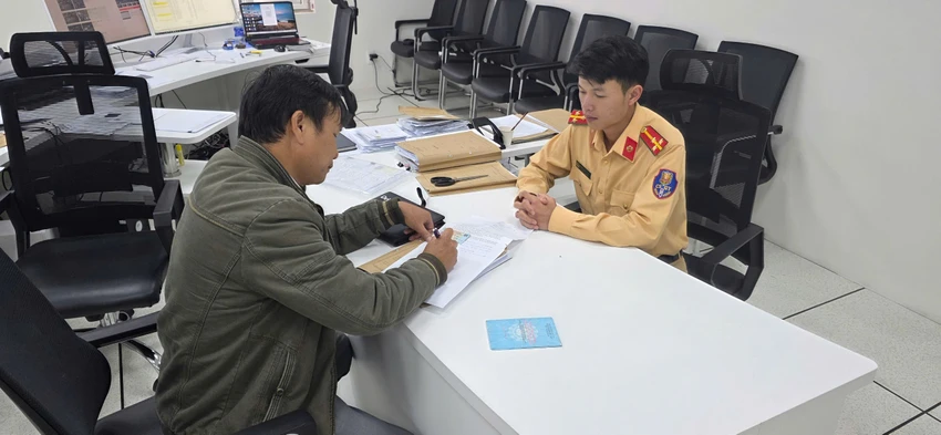 vượt đèn đỏ-2.jpg