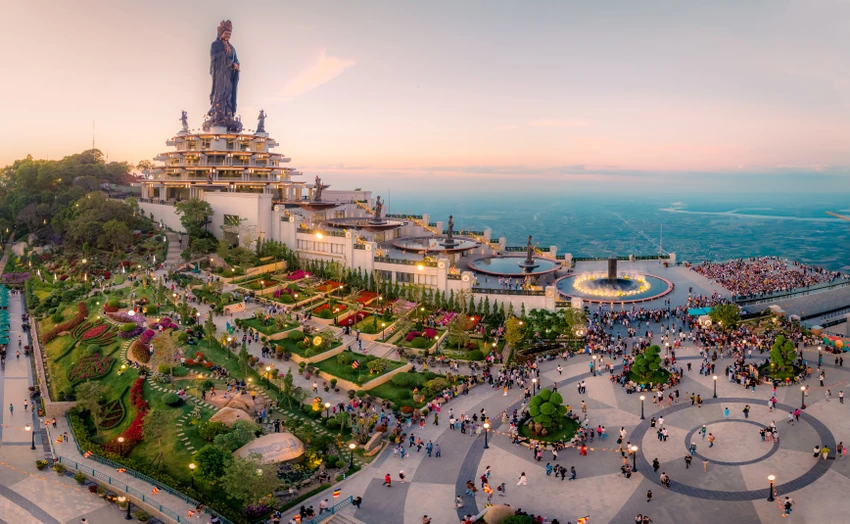Đỉnh núi Bà Đen. Ảnh Minh Tú.jpg