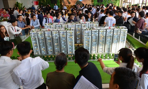 Căn hộ giá vừa túi tiền sẽ bứt phá cả về nguồn cung lẫn thanh khoản trong sáu tháng cuối năm 2017, bên cạnh đó thị trường bất động sản TP.HCM hứa hẹn đón nhận làn sóng đầu tư mạnh mẽ của người nước ngoài gốc Á. Ảnh: VŨ LÊ 3-xu-huong-dan-dat-thi-truong-dia-oc-sai-gon-cuoi-nam