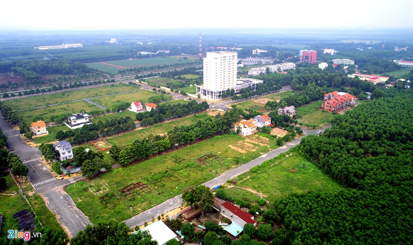 Hàng chục biệt thự tiền tỉ bị bỏ hoang ở Nhơn Trạch ảnh 1 Biet thu, nha pho 'bi bo quen' o do thi cach Sai Gon 20 km hinh anh 1