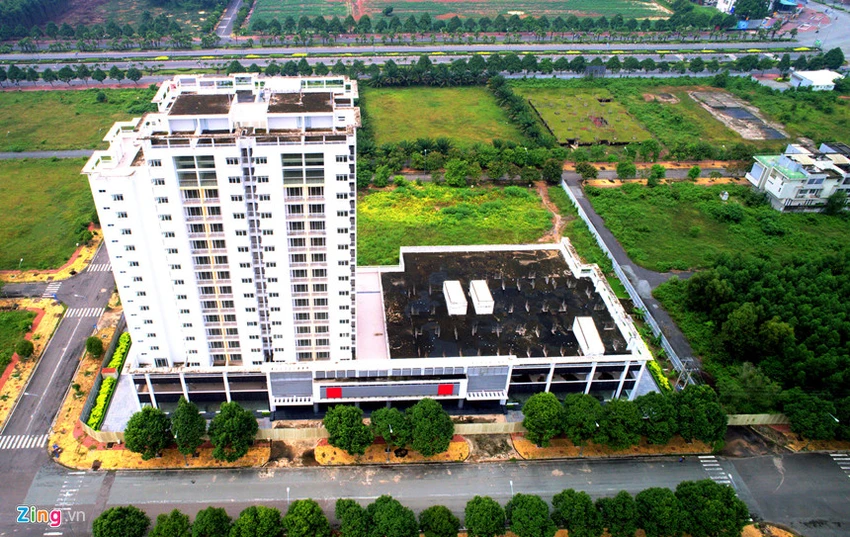 Hàng chục biệt thự tiền tỉ bị bỏ hoang ở Nhơn Trạch ảnh 2 Biet thu, nha pho 'bi bo quen' o do thi cach Sai Gon 20 km hinh anh 2