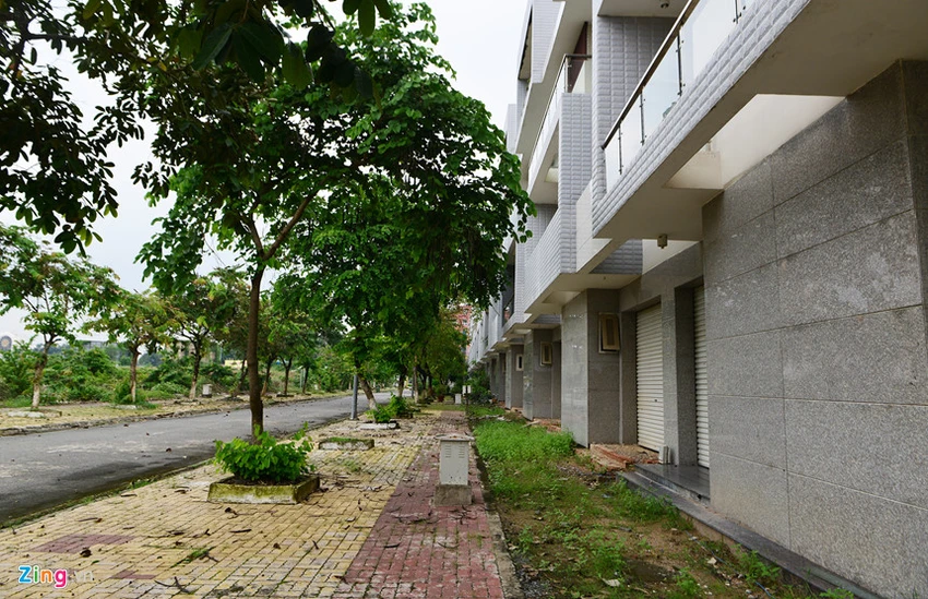 Hàng chục biệt thự tiền tỉ bị bỏ hoang ở Nhơn Trạch ảnh 4 Biet thu, nha pho 'bi bo quen' o do thi cach Sai Gon 20 km hinh anh 4