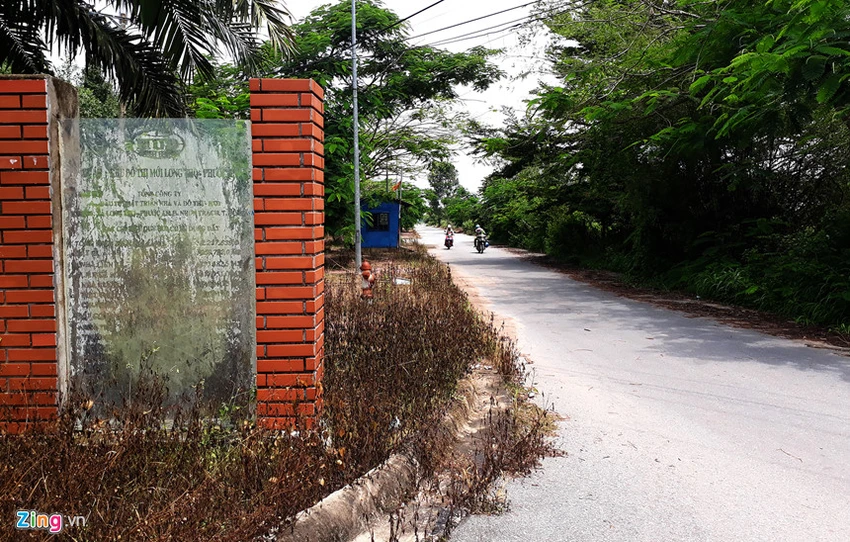 Hàng chục biệt thự tiền tỉ bị bỏ hoang ở Nhơn Trạch ảnh 6 Biet thu, nha pho 'bi bo quen' o do thi cach Sai Gon 20 km hinh anh 6