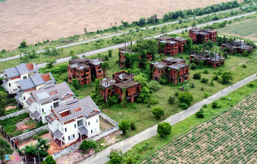 Hàng chục biệt thự tiền tỉ bị bỏ hoang ở Nhơn Trạch ảnh 8 Biet thu, nha pho 'bi bo quen' o do thi cach Sai Gon 20 km hinh anh 8