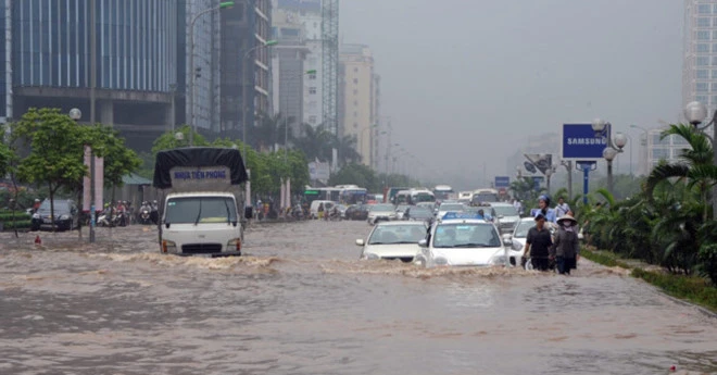 Khu vực xung quanh tòa nhà Keangnam (quận Cầu Giấy) thường xuyên ngập sâu sau mưa lớn. Ảnh:Quang Quyết/TTXVN. Vi sao nhieu khu do thi cao cap o Ha Noi thanh 'oc dao' trong mua? hinh anh 1