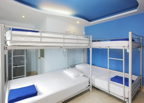 Saigon Backpackers Hostel Ký túc xá này có ba địa chỉ ở quận 1 cho khách lựa chọn. Trong đó cơ sở ở Bùi Viện có hai phòng tập thể, mỗi phòng 4 giường. Cơ sở ở Phạm Ngũ Lão có một phòng 8 giường cho nam nữ và phòng 4 cho nữ. Tại Cống Quỳnh, phòng nam nữ có 12 giường, phòng nữ riêng gồm 8 giường. Giá phòng trung bình từ 120.000 đồng một đêm, đã gồm ăn sáng, được cho là rẻ so với các hostel khác. Không gian tại đây được khách đánh giá là yên tĩnh, nhân viên nhiệt tình giúp đỡ. Tuy nhiên, đường vào khu nghỉ khó tìm. 10-hostel-cho-thue-gia-200000-dong-moi-nguoi-o-sai-gon-3