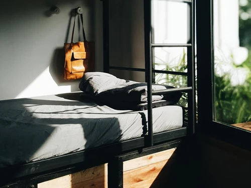 Sigoong Hostel Cũng trên đường Đề Thám, hostel mang tên phá cách Sài Gòn được chia thành ba khu: Dorm ở tầng một đến ba, quầy bar ở tầng trệt và khu sinh hoạt chung, bếp ở tầng thượng. Riêng phòng ký túc xá có loại 4, 10 và 12 giường, giá từ 200.000 đồng gồm ăn sáng. Một số du khách gợi ý nên chọn phòng ở tầng 2 hoặc 3 vì tầng một bị ảnh hưởng từ bar nên hơi ồn. 10-hostel-cho-thue-gia-200000-dong-moi-nguoi-o-sai-gon-7