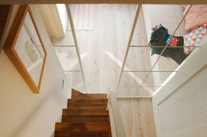 Cầu thang dẫn lên gác xép. Can ho 45 m2 van du tien nghi danh cho nguoi tre hinh anh 9