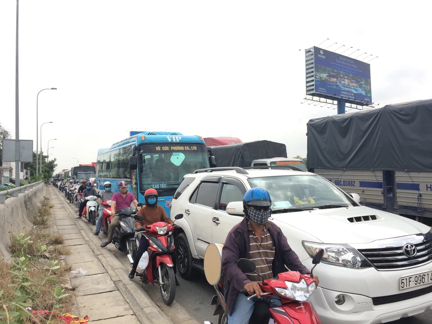 Kẹt xe 4 giờ ở đường dẫn vào cao tốc Long Thành ảnh 2 Kẹt xe 4 giờ ở đường dẫn vào cao tốc Long Thành ảnh 2