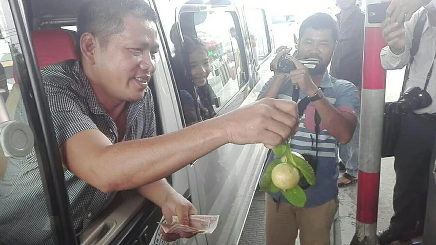 BOT Cần Thơ_phụng Hiệp bị ùn tắc vì tài xế “cố thủ“ ảnh 4