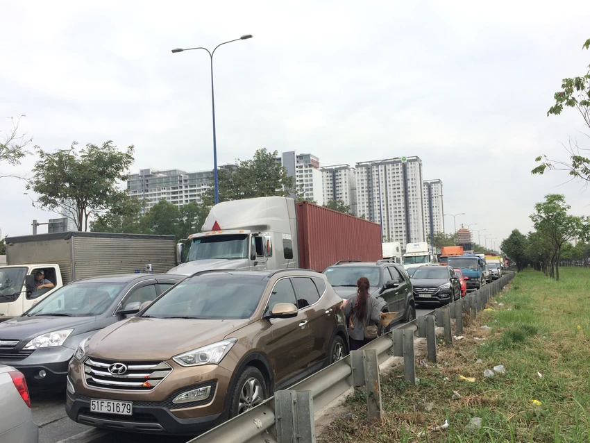 Kẹt xe 4 giờ ở đường dẫn vào cao tốc Long Thành ảnh 3 Kẹt xe 4 giờ ở đường dẫn vào cao tốc Long Thành ảnh 3