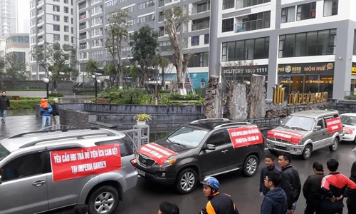 Cư dân dự án này không đồng tình với mức phí dịch vụ 11.000 đồng mỗi m2 mà chủ đầu tư đang áp dụng. Ảnh: cư dân Cư dân dự án này không đồng tình với mứcphí dịch vụ 11.000 đồng mỗi m2 mà chủ đầu tư đang áp dụng. Ảnh: cư dân