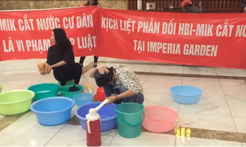 Chiều 25-2, cư dân khu Imperia Gardenn mang xô chậu và nước xuống sảnh gội đầu để phản đối chủ đầu tư. Ảnh: cư dân Chiều 25/2, cư dân khu Imperia Gardenn mang xô chậu và nước xuống sảnh gội đầu để phản đối chủ đầu tư. Ảnh: cư dân