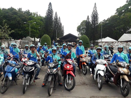 Ứng dụng Uber chính thức ‘chết’ từ 4 giờ sáng mai ảnh 1 Các tài xế Uber tập trung ở công viên Lê Văn Tám (TP HCM) để chia tay trước khi ứng dụng được tắt vào 4h sáng mai.