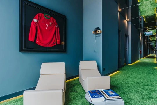 Chiêm ngưỡng khách sạn do Cristiano Ronaldo làm chủ - Ảnh 7.