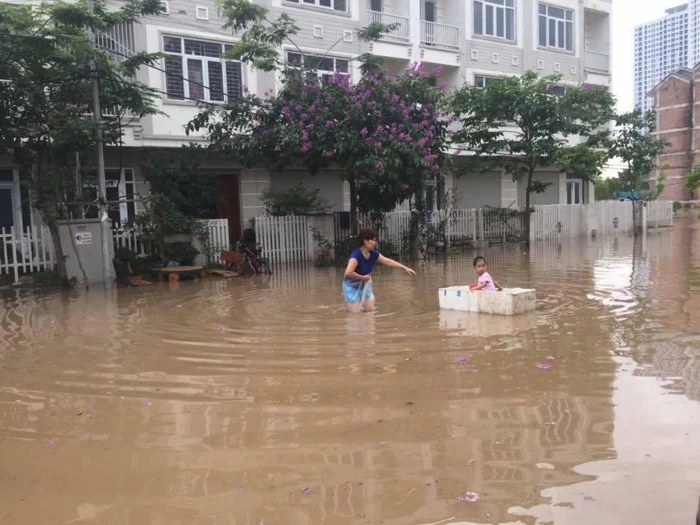 {title} Bi hài Hà Nội: Ngồi thùng xốp, chèo xuồng vào ‘làng’ biệt thự triệu đô