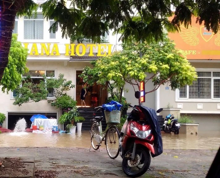 {title} Bi hài Hà Nội: Ngồi thùng xốp, chèo xuồng vào ‘làng’ biệt thự triệu đô