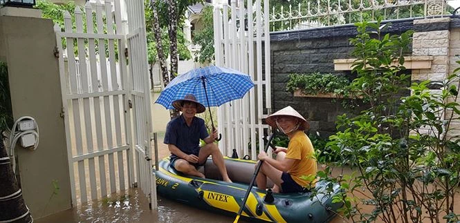 {title} Bi hài Hà Nội: Ngồi thùng xốp, chèo xuồng vào ‘làng’ biệt thự triệu đô