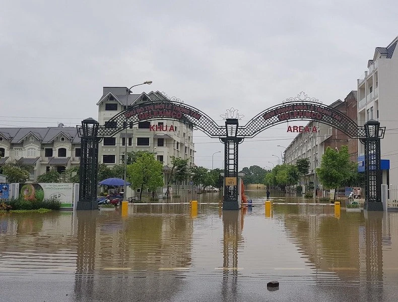 {title} Bi hài Hà Nội: Ngồi thùng xốp, chèo xuồng vào ‘làng’ biệt thự triệu đô