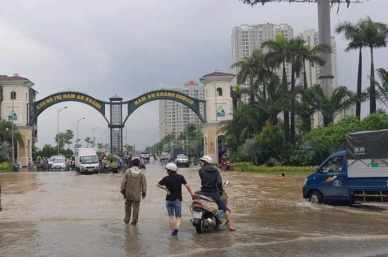 {title} Bi hài Hà Nội: Ngồi thùng xốp, chèo xuồng vào ‘làng’ biệt thự triệu đô