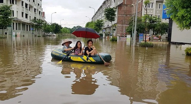 {title} Bi hài Hà Nội: Ngồi thùng xốp, chèo xuồng vào ‘làng’ biệt thự triệu đô