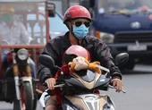 Người dân vật vã dưới trời nóng như đổ lửa ở Sài Gòn