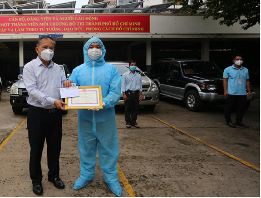 Người thu gom rác thải y tế trong mùa dịch COVID-19 được thưởng ảnh 1