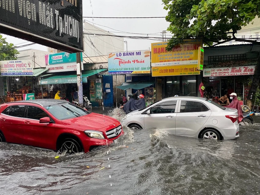 Mưa dông nhiều khu vực tại TP.HCM ảnh 3 Mưa dông nhiều khu vực tại TP.HCM ảnh 3