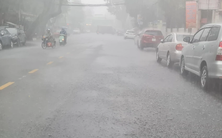 Mưa lớn ở quận Tân Bình, TP.HCM vào lúc 10 giờ ngày 18-5. Ảnh: NGUYỄN CHÂU Mưa lớn ở quận Tân Bình, TP.HCM vào lúc 10 giờ ngày 18-5. Ảnh: NGUYỄN CHÂU