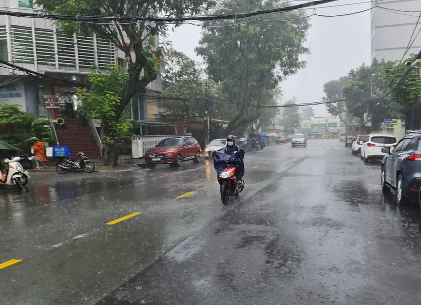 Mưa xảy ra ở quận Tân Bình, TP.HCM. Ảnh: NC Mưa xảy ra ở quận Tân Bình, TP.HCM. Ảnh: NC
