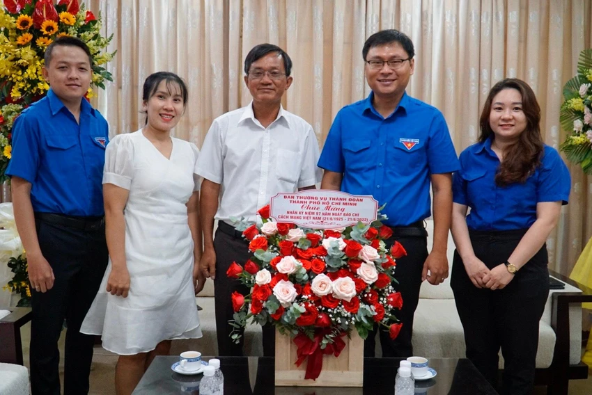 Đại diện Ban Thường vụ Thành Đoàn TP.HCM đến chúc mừng Báo. Ảnh: BẢO PHƯƠNG Đại diện Ban Thường vụ Thành Đoàn TP.HCM đến chúc mừng Báo. Ảnh: BẢO PHƯƠNG
