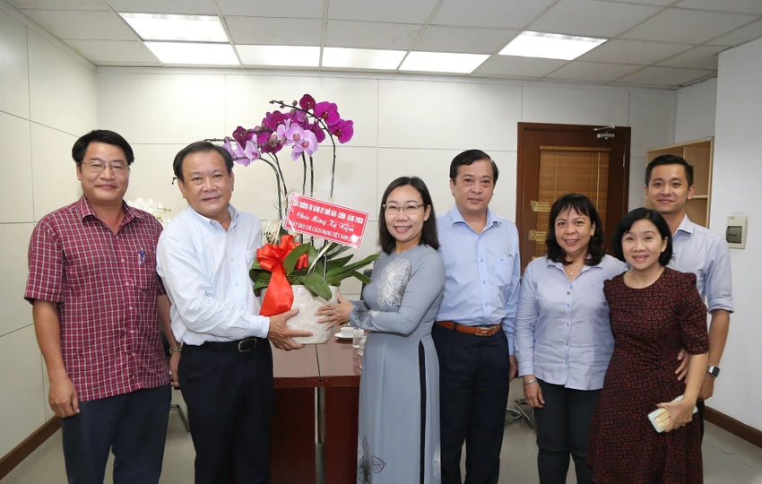 Bà Hàng Thị Thu Nga, Phó Bí thư Đảng ủy Khối Dân – Chính – Đảng TP.HCM cùng đoàn đến thăm và chúc mừng Báo. Ảnh: TRƯỜNG GIANG Bà Hàng Thị Thu Nga, Phó Bí thư Đảng ủy Khối Dân – Chính – Đảng TP.HCM cùng đoàn đến thăm và chúc mừng Báo. Ảnh: TRƯỜNG GIANG