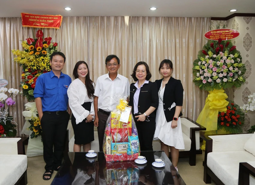 Đoàn bệnh viện Hùng Vương đến thăm và chúc mừng Báo. Ảnh: TRƯỜNG GIANG Đoàn bệnh viện Hùng Vương đến thăm và chúc mừng Báo. Ảnh: TRƯỜNG GIANG
