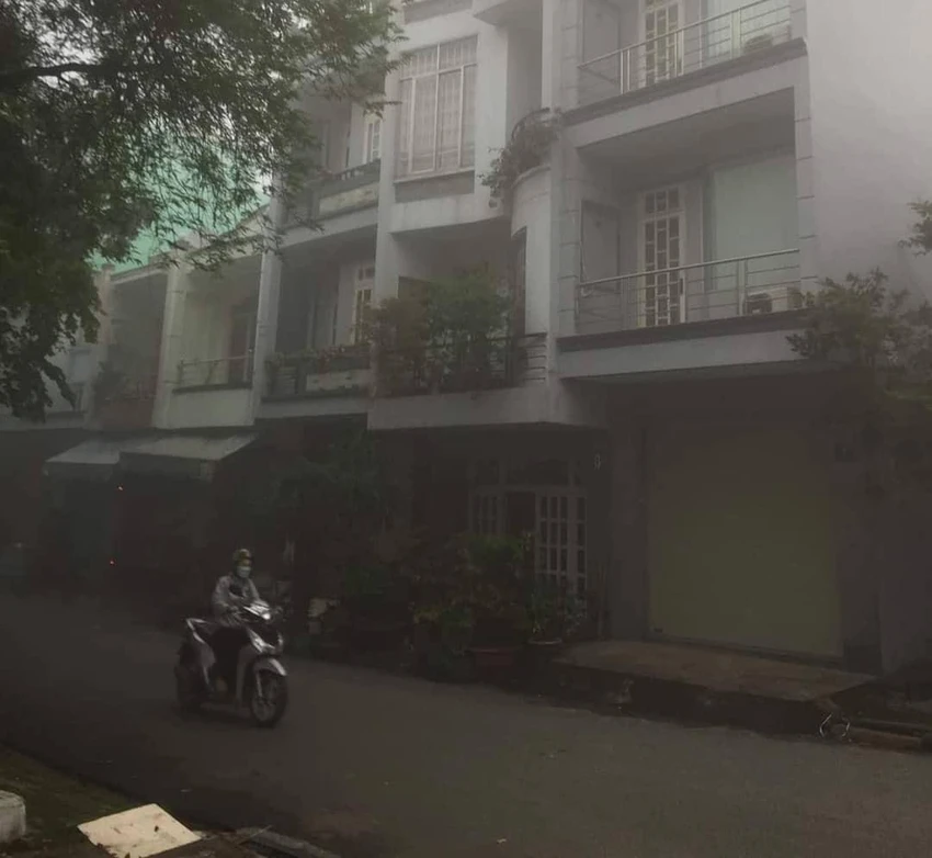 Sương mù bao phủ quận khu vực quận Bình Tân, TP.HCM. Ảnh: N. HIẾU Sương mù bao phủ quận khu vực quận Bình Tân, TP.HCM. Ảnh: N. HIẾU