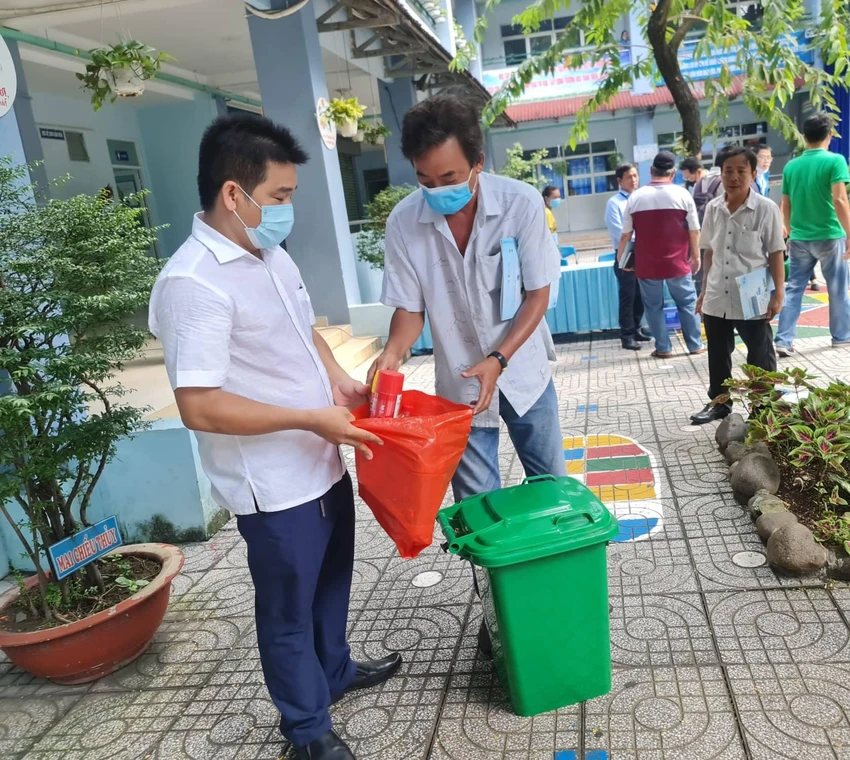 Chương trình đổi rác lấy quà diễn ra ở phường Tân Thới Nhất. Ảnh: NGUYỄN CHÂU Chương trình đổi rác lấy quà diễn ra ở phường Tân Thới Nhất. Ảnh: NGUYỄN CHÂU