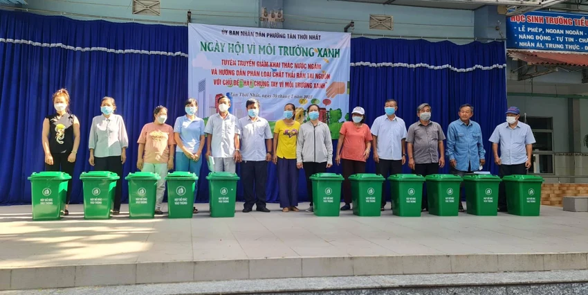 Phường tặng nhiều thùng rác cho người dân. Ảnh: NGUYỄN CHÂU Phường tặng nhiều thùng rác cho người dân. Ảnh: NGUYỄN CHÂU