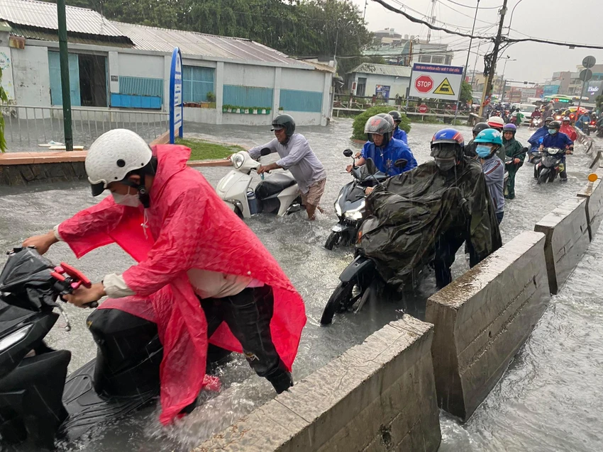 Ngập sâu ở đường Tô Ngọc Vân, TP Thủ Đức. Ảnh: NT Ngập sâu ở đường Tô Ngọc Vân, TP Thủ Đức. Ảnh: NT
