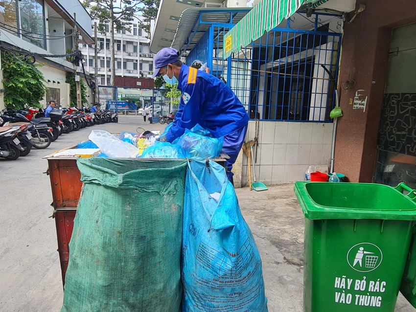 Hiện nay TP.HCM đang phân loại rác thành hai loại là nhóm chất thải có khả năng tái chế và chất thải còn lại. Ảnh: NGUYỄN CHÂU