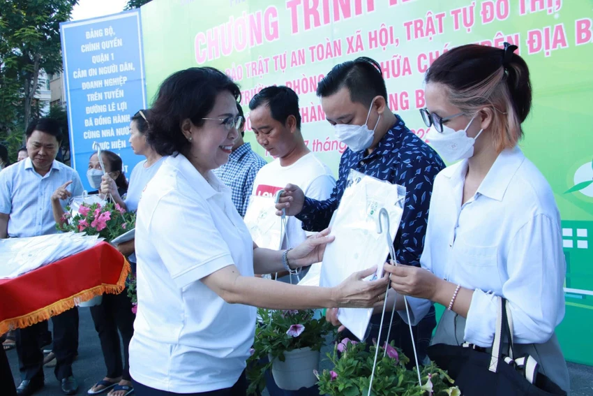 Lãnh đạo quận 1 tặng quà cho người dân sống trên tuyến đường Lê Lợi