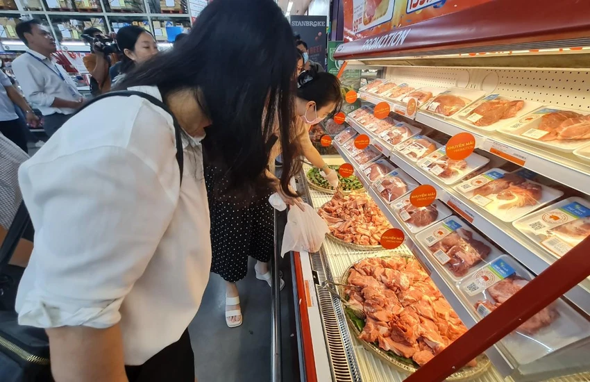 TP.HCM sẽ tập trung kiểm tra thực phẩm ở các siêu thị trong dịp Tết Nguyên đán. Ảnh: NGUYÊN VÕ