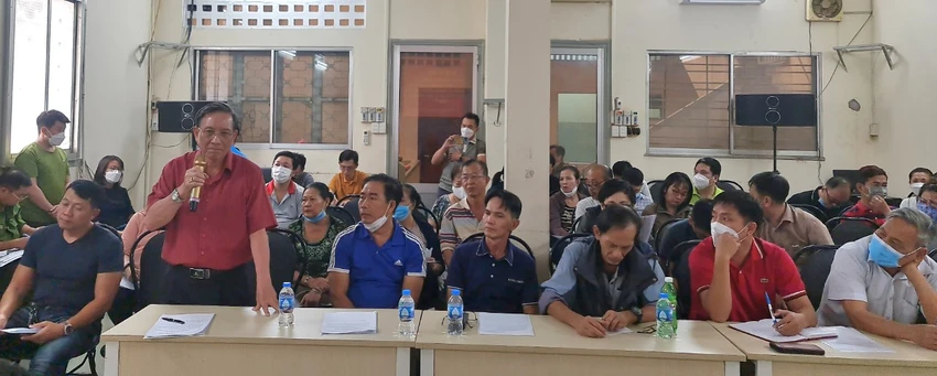 Người dân có ý kiến trong buổi vận động di dời. Ảnh: NGUYỄN CHÂU Người dân có ý kiến trong buổi vận động di dời. Ảnh: NGUYỄN CHÂU
