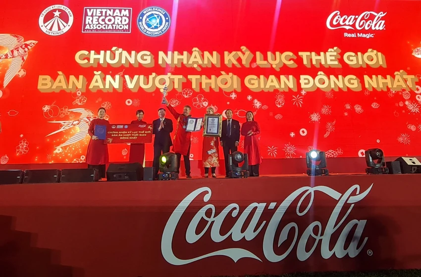 Đại diện Coca-Cola nhận chứng nhận kỷ lục thế giới bàn ăn vượt thời gian đông nhất. Ảnh: NGUYÊN VÕ Đại diện Coca-Cola nhận chứng nhận kỷ lục thế giới bàn ăn vượt thời gian đông nhất. Ảnh: NGUYÊN VÕ