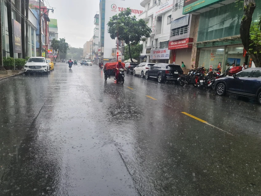 Mưa xuất hiện ở quận Tân Bình, TP.HCM chiều 9-1. Ảnh: NC Mưa xuất hiện ở quận Tân Bình, TP.HCM chiều 9-1. Ảnh: NC