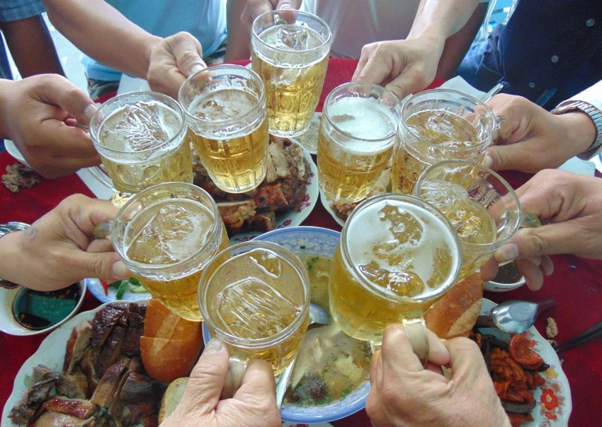 Uống nhiều rượu bia sẽ có hại cho sức khỏe. Ảnh: TRẦN NGỌC Uống nhiều rượu bia sẽ có hại cho sức khỏe. Ảnh: TRẦN NGỌC