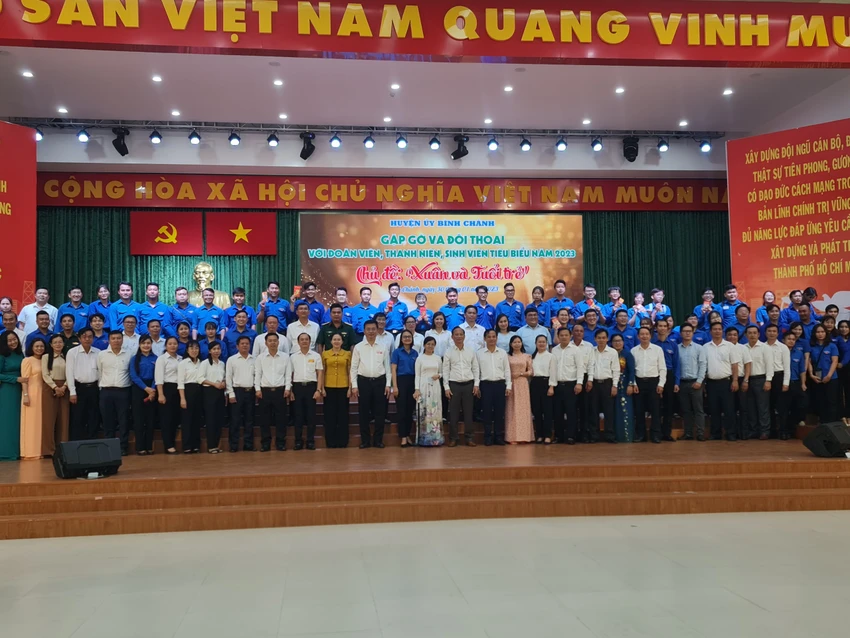 Lãnh đạo huyện Bình Chánh gặp gỡ, trao đổi với đoàn viên, thanh niên, sinh viên trên địa bàn. Ảnh: NGUYÊN VÕ Lãnh đạo huyện Bình Chánh gặp gỡ, trao đổi với đoàn viên, thanh niên, sinh viên trên địa bàn. Ảnh: NGUYÊN VÕ