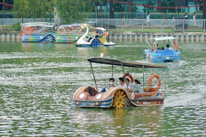 Hồ chứa trong công viên văn hóa Đầm Sen (quận 11) với chức năng phục vụ du lịch. Ảnh: BẢO PHƯƠNG Hồ chứa trong công viên văn hóa Đầm Sen (quận 11) với chức năng phục vụ du lịch. Ảnh: BẢO PHƯƠNG