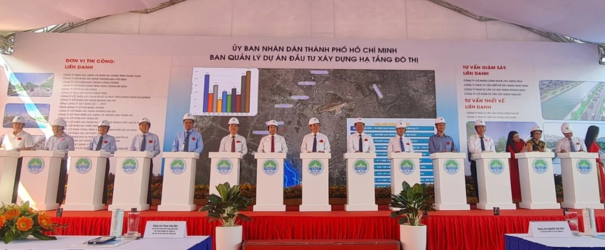 Lãnh đạo TP tham dự buổi khởi công dự án xây dựng hạ tầng và cải tạo môi trường kênh Tham Lương - Bến Cát - rạch Nước Lên. Ảnh: NC Lãnh đạo TP tham dự buổi khởi công dự án xây dựng hạ tầng và cải tạo môi trường kênh Tham Lương - Bến Cát - rạch Nước Lên. Ảnh: NC